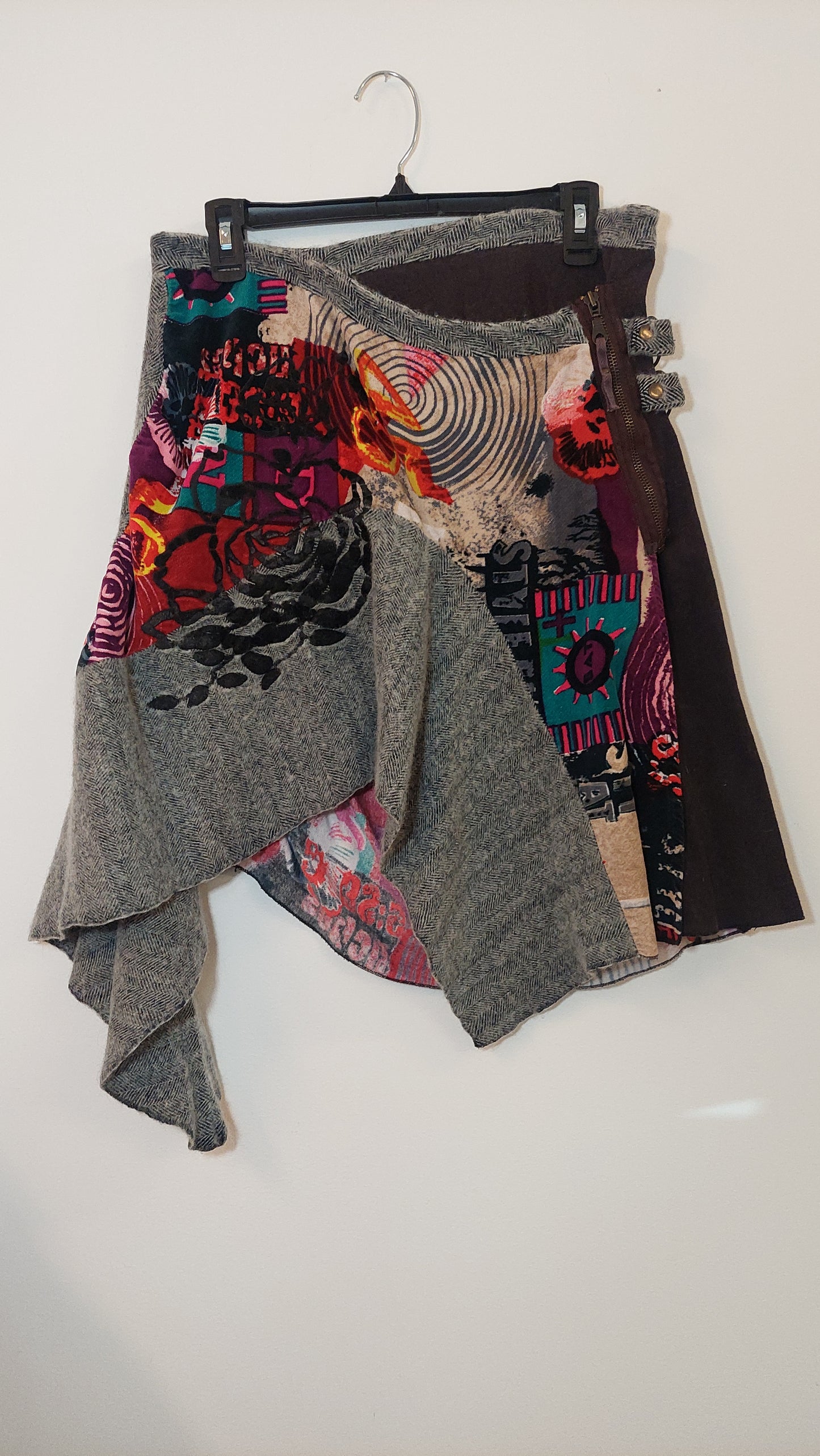 Rene Derhy, Skirt