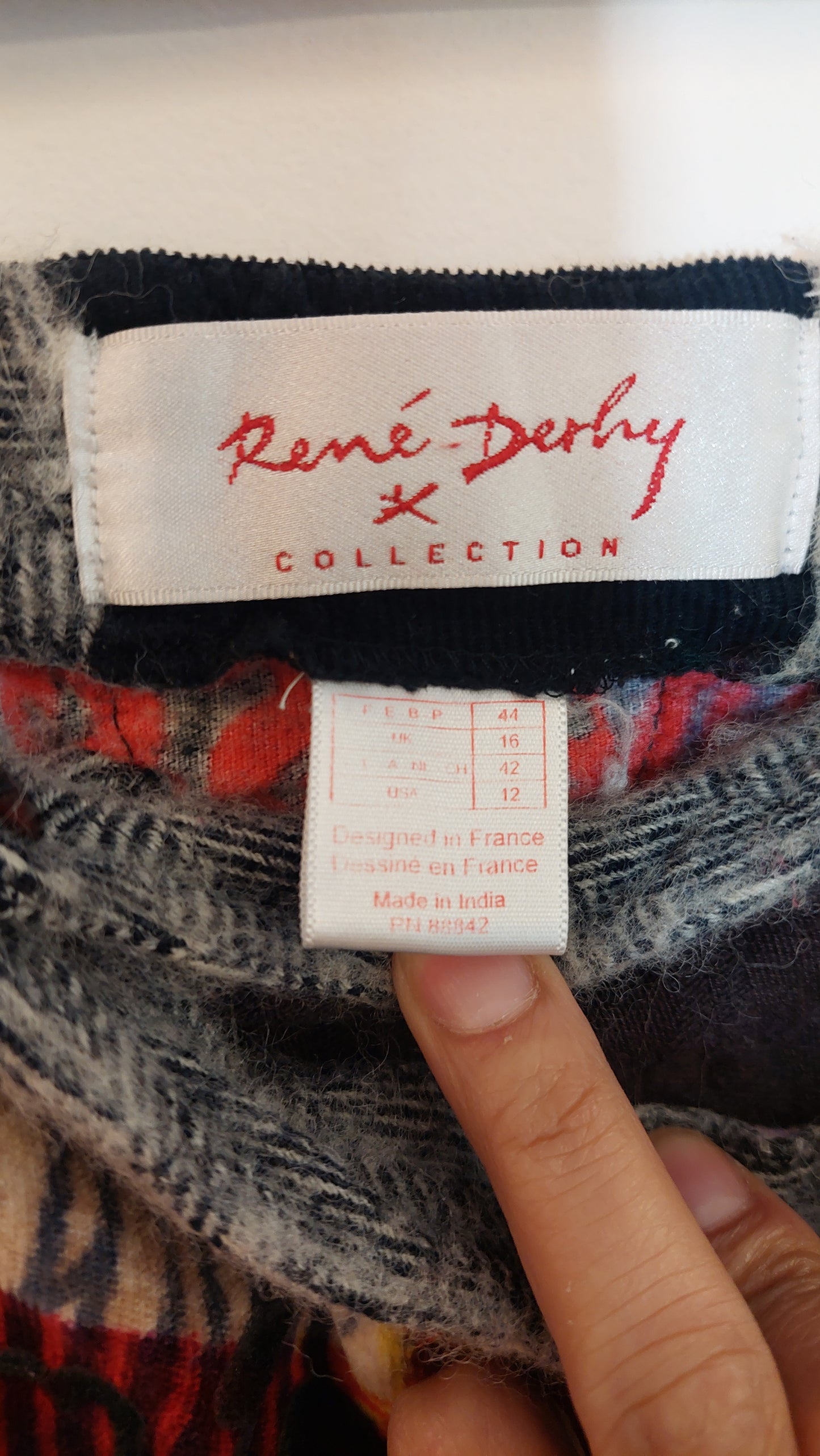 Rene Derhy, Skirt