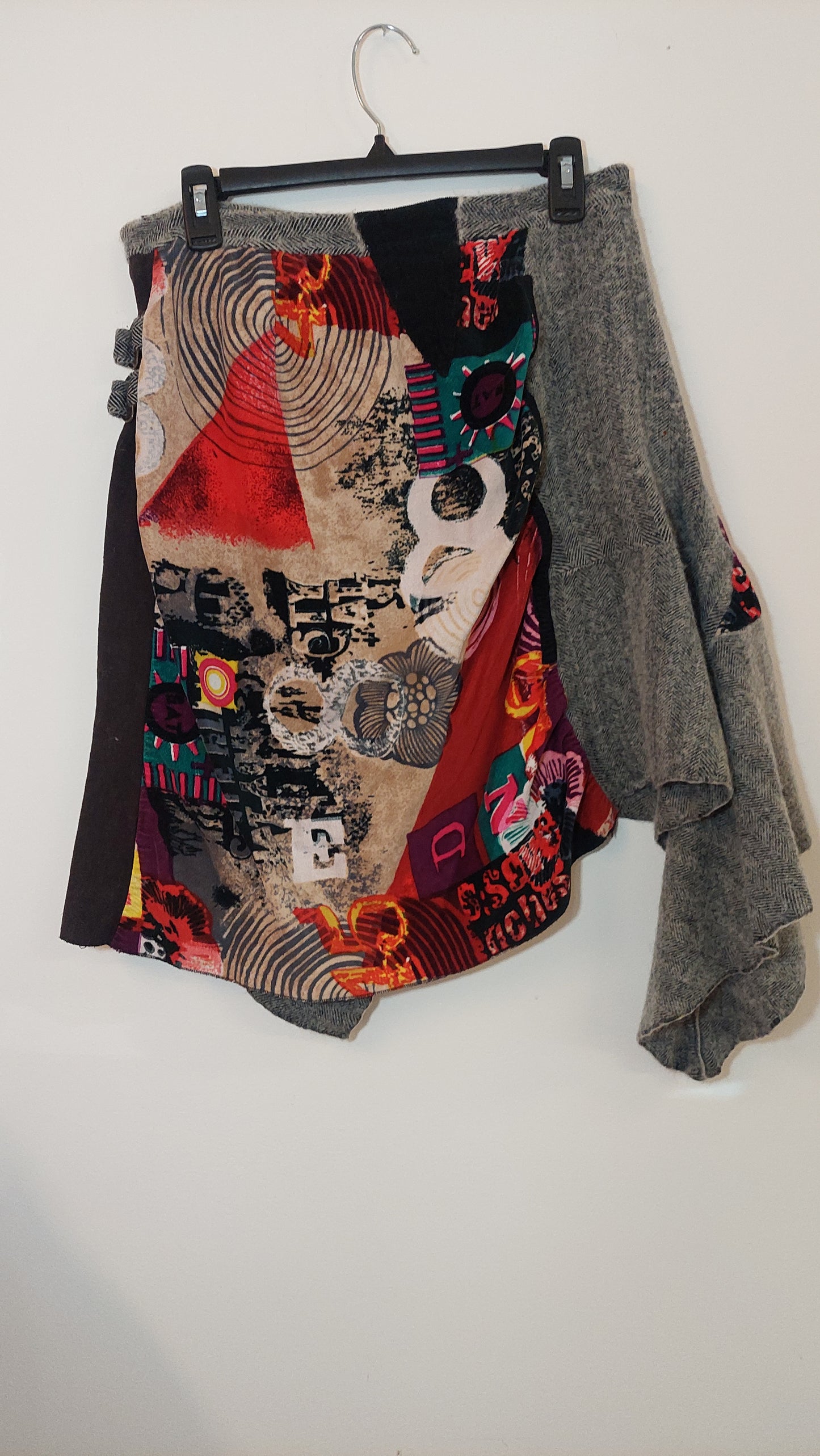 Rene Derhy, Skirt