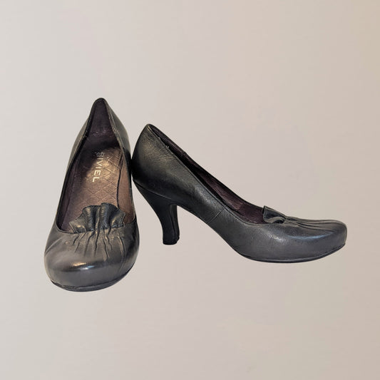 Bivel black leather heels