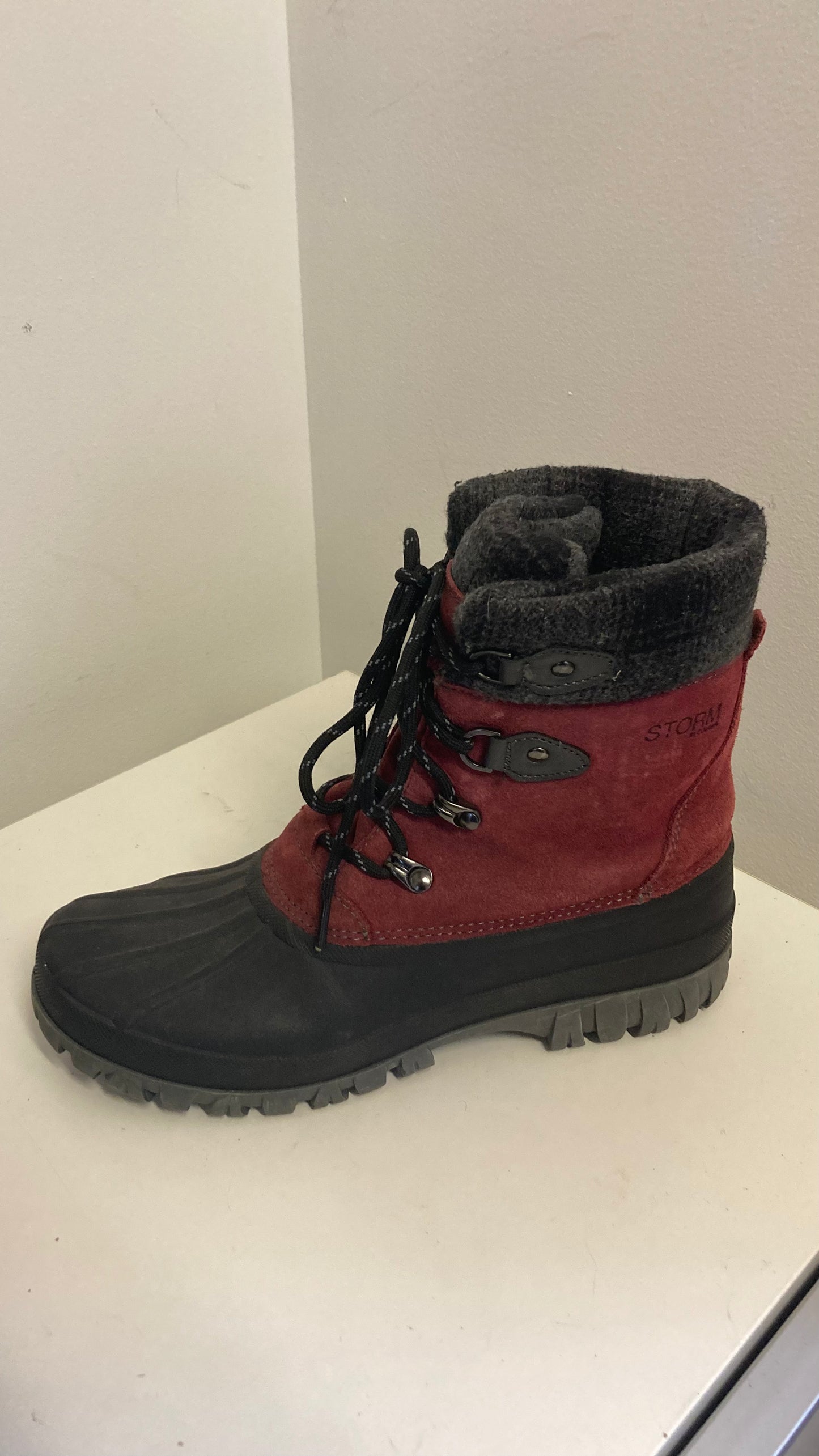 Red Snowboots