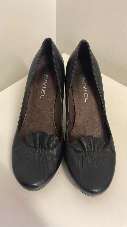Black Pumps with Ruffle Detail