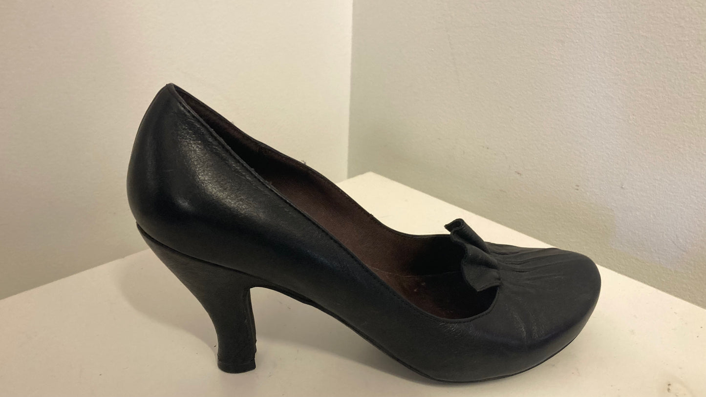 Black Pumps with Ruffle Detail
