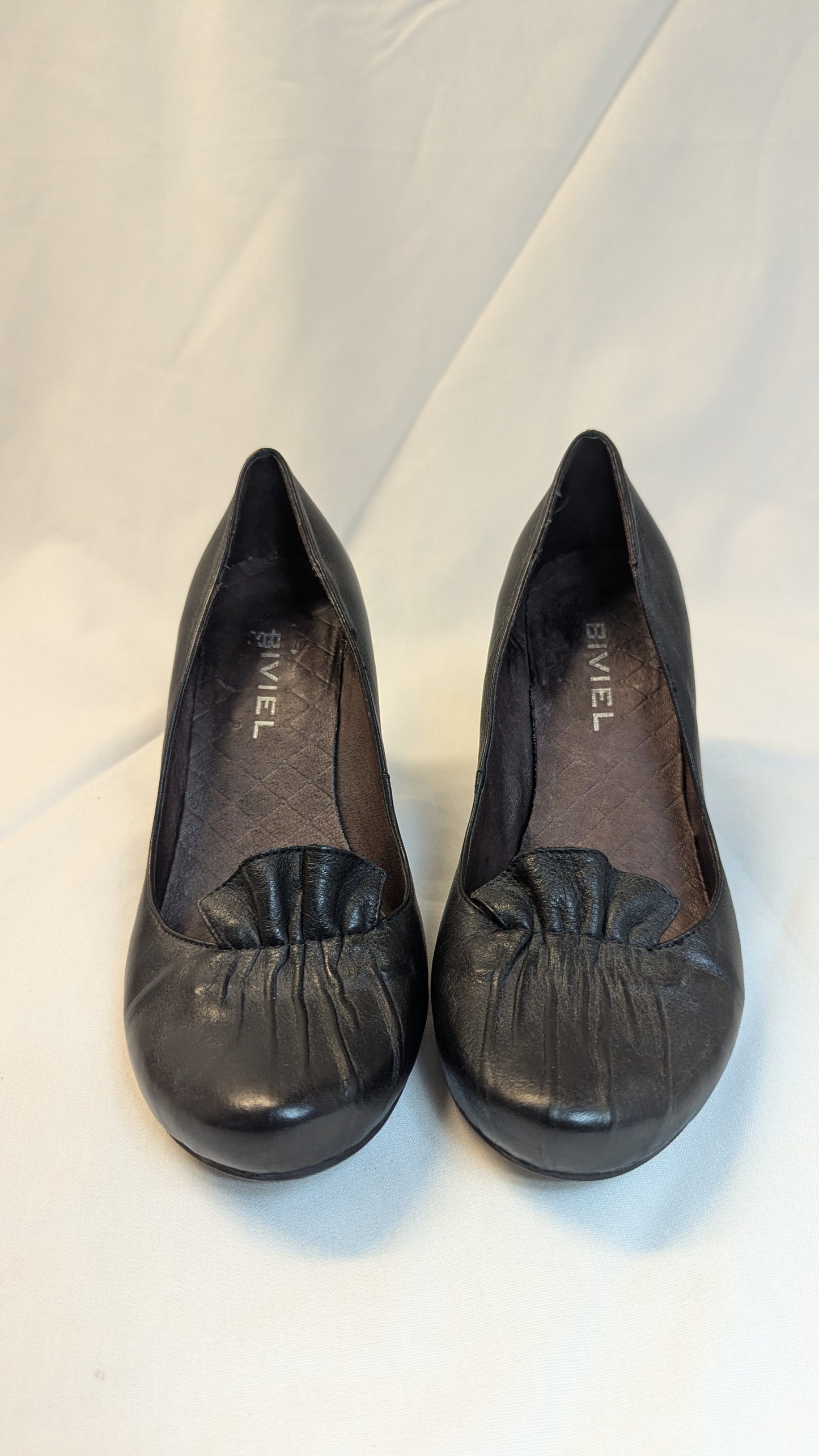 Bivel black leather heels