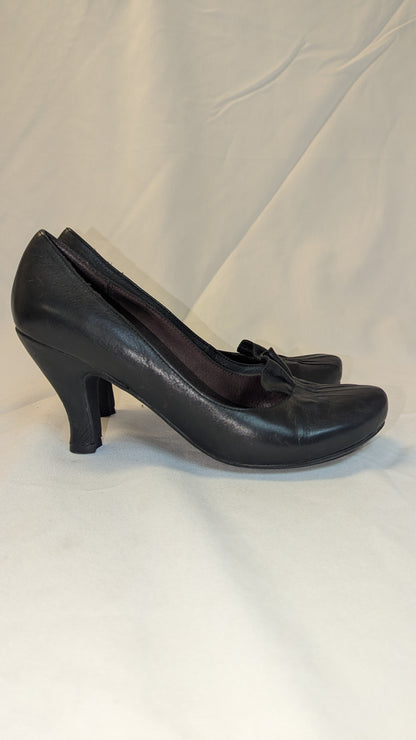 Bivel black leather heels
